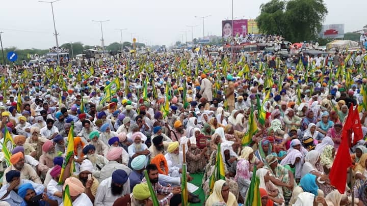 ਪ੍ਰਦਰਸ਼ਨਕਾਰੀ ਕਿਸਾਨ ਖ਼ੁਦਕੁਸ਼ੀ ਕਰ ਚੁੱਕੇ ਕਿਸਾਨ ਮਨਜੀਤ ਸਿੰਘ ਲਈ ਇਨਸਾਫ਼ ਦੀ ਮੰਗ ਕਰ ਰਹੇ ਹਨ। 