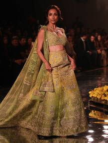 India couture Week 2019 ‘ਚ ਮਲਾਇਕਾ ਦੇ ਤਿਲਸਮੀ ਹੂਸਨ ਦਾ ਚੱਲਿਅ ਜਾਦੂ, ਵੇਖੋ ਤਸਵੀਰਾਂ