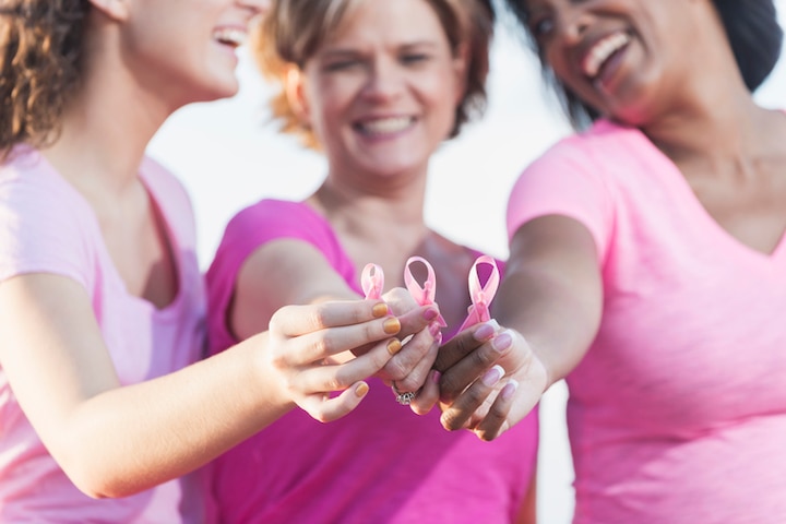 warning signs of breast cancer causes after age 40 how to avoid breast cancer marathi news Breast Cancer : महिलांनो,  वयाच्या चाळीशीनंतर सावध राहा, वाढू शकतो ब्रेस्ट कॅन्सरचा धोका; वेळीच ओळखा 'ही' लक्षणं