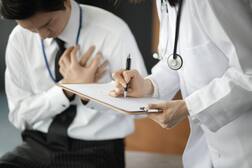 Chest Pain Recognization : छातीत दुखण्याची ही आहेत 5 कारणं; वेळीच सावध व्हा !