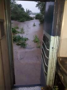 ਮੀਂਹ ਨੇ ਟਰੇਨ ਕੀਤੀ \'ਕਿਡਨੈਪ\', 700 ਮੁਸਾਫਰ ਫਸੇ