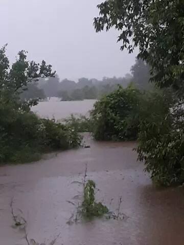 ਜ਼ਿਕਰਯੋਗ ਹੈ ਕਿ ਮੁੰਬਈ ਵਿੱਚ ਮੀਂਹ ਕਾਰਨ 9 ਉਡਾਣਾਂ ਰੱਦ ਕਰ ਦਿੱਤੀਆਂ ਗਈਆਂ ਹਨ ਅਤੇ 11 ਦੇ ਰਾਹ ਬਦਲ ਦਿੱਤੇ ਗਏ ਹਨ। ਅਗਲੇ 24 ਘੰਟਿਆਂ ਦਰਮਿਆਨ ਇੱਥੇ ਭਾਰੀ ਮੀਂਹ ਦੀ ਭਵਿੱਖਬਾਣੀ ਹੈ।