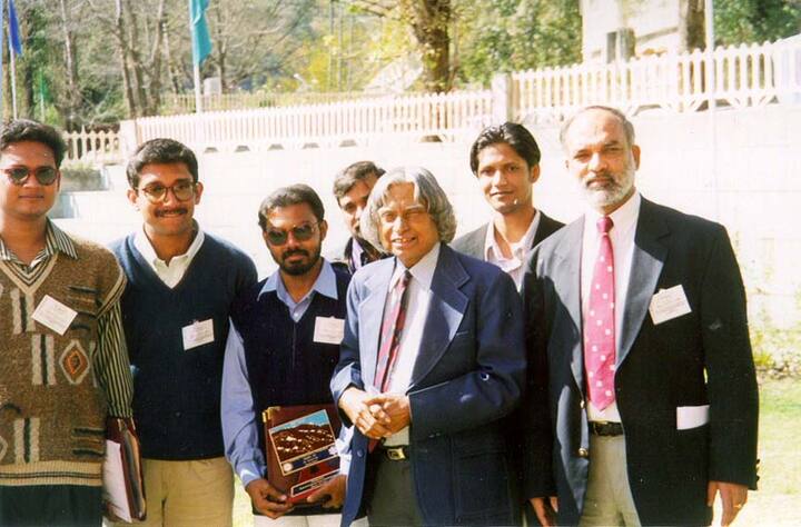 ਸਾਲ 2013 ਵਿੱਚ IIT ਵਾਰਾਣਸੀ ਵਿੱਚ ਇੱਕ ਪ੍ਰੋਗਰਾਮ ਸੀ ਤਾਂ ਬਤੌਰ ਮੁੱਖ ਮਹਿਮਾਨ ਪੁੱਜੇ ਡਾ. ਕਲਾਮ ਨੇ ਕੁਰਸੀ 'ਤੇ ਬਹਿਣੋਂ ਮਨ੍ਹਾਂ ਕਰ ਦਿੱਤਾ ਸੀ ਕਿਉਂਕਿ ਉਹ ਕੁਰਸੀ ਉੱਥੇ ਮੌਜੂਦ ਬਾਕੀ ਕੁਰਸੀਆਂ ਨਾਲੋਂ ਵੱਡੀ ਸੀ। ਉਹ ਬੈਠਣ ਲਈ ਉਦੋਂ ਹੀ ਰਾਜ਼ੀ ਹੋਏ ਜਦੋਂ ਵੱਡੀ ਕੁਰਸੀ ਹਟਾ ਕੇ ਬਰਾਬਰ ਦੀ ਕੁਰਸੀ ਮੰਗਵਾਈ ਗਈ।