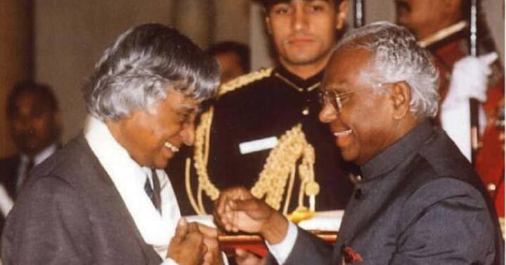 ਡਾ. ਕਲਾਮ ਜਦੋਂ DRDO ਦੇ ਨਿਰਦੇਸ਼ਕ ਸੀ ਤਾਂ ਉਸ ਦੌਰਾਨ ਇੱਕ ਦਿਨ ਇੱਕ ਜੂਨੀਅਰ ਵਿਗਿਆਨਿਕ ਨੇ ਡਾ. ਕਲਾਮ ਨੂੰ ਆ ਕੇ ਕਿਹਾ ਕਿ ਉਸ ਨੇ ਆਪਣੇ ਬੱਚਿਆਂ ਨਾਲ ਵਾਅਦਾ ਕੀਤਾ ਹੈ ਕਿ ਉਨ੍ਹਾਂ ਨੂੰ ਪ੍ਰਦਰਸ਼ਨੀ ਘੁਮਾਉਣ ਲੈ ਕੇ ਜਾਵਾਂਗਾ। ਇਸ ਲਈ ਅੱਜ ਥੋੜ੍ਹਾ ਪਹਿਲੇ ਛੁੱਟੀ ਦੇ ਦਿਓ। ਡਾ. ਕਲਾਮ ਨੇ ਝੱਟ ਹਾਮੀ ਭਰ ਦਿੱਤੀ। ਪਰ ਕੰਮ ਵਿੱਚ ਰੁੱਝਿਆ ਵਿਗਿਆਨਿਕ ਇਹ ਗੱਲ ਭੁੱਲ ਗਿਆ। ਜਦ ਉਹ ਰਾਤ ਨੂੰ ਘਰ ਪੁੱਜਾ ਤਾਂ ਉਹ ਜਾਣ ਕੇ ਹੈਰਾਨ ਰਹਿ ਗਿਆ ਕਿ ਡਾ. ਕਲਾਮ ਵੇਲੇ ਸਿਰ ਉਸ ਦੇ ਘਰ ਪਹੁੰਚ ਗਏ ਤੇ ਬੱਚਿਆ ਨੂੰ ਪ੍ਰਦਰਸ਼ਨੀ ਘੁਮਾਉਣ ਲੈ ਗਏ ਸੀ।