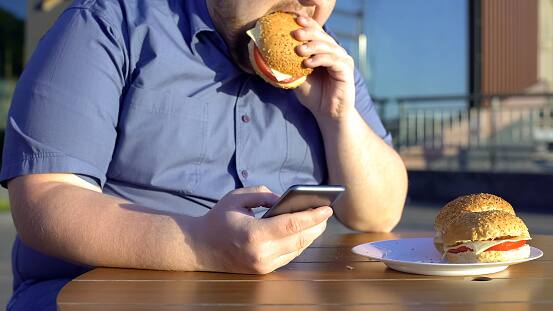 people who spend 5 hours a day scrolling have 43 higher risk of obesity study finds 5 ਘੰਟੇ ਤੋਂ ਜ਼ਿਆਦਾ ਮੋਬਾਈਲ ਫੋਨ ਚਲਾਉਣ ਵਾਲੇ ਸਾਵਧਾਨ! ਹੋ ਸਕਦੀ ਇਹ ਘਾਤਕ ਬਿਮਾਰੀ