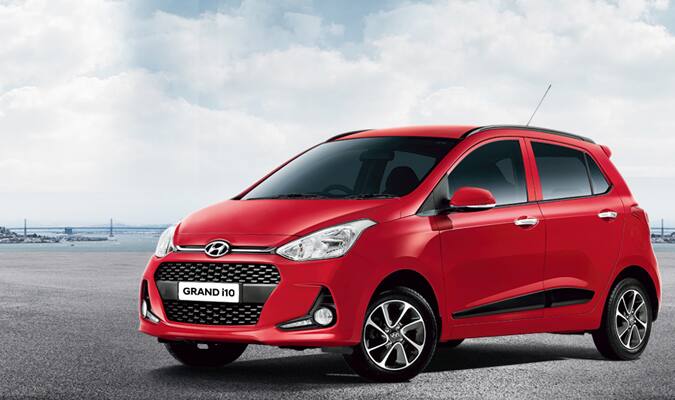 Hyundai Grand i10- Hyundai Grand i10 'ਤੇ 60,000 ਰੁਪਏ ਦਾ ਕੈਸ਼ ਡਿਸਕਾਊਂਟ ਮਿਲ ਰਿਹਾ ਹੈ। ਇਸ ਤੋਂ ਇਲਾਵਾ ਪੁਰਾਣੀ ਗੱਡੀ ਨੂੰ ਬਦਲਾਉਣ 'ਤੇ 30 ਹਜ਼ਾਰ ਰੁਪਏ ਤਕ ਦਾ ਵਾਧੂ ਫਾਇਦਾ ਲਿਆ ਜਾ ਸਕਦਾ ਹੈ।