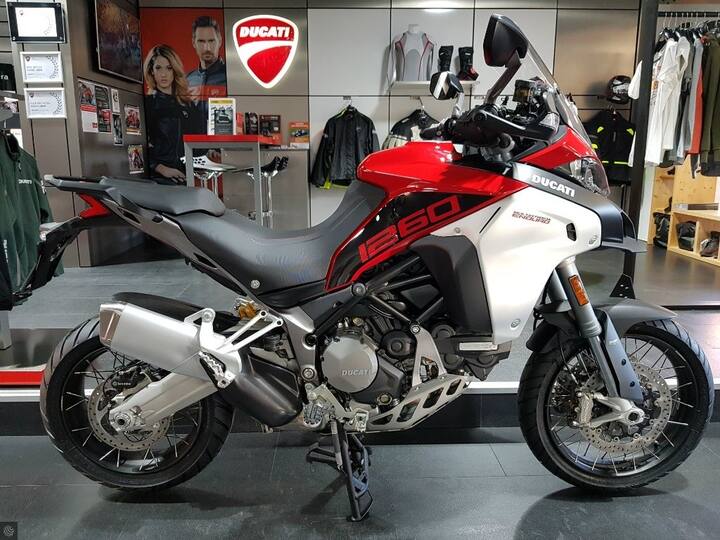 ਨਵੀਂ Multistrada 1260 Enduro ਦੇ Ducati Red ਵੈਰੀਅੰਟ ਦੀ ਐਕਸ ਸ਼ੋਅਰੂਮ ਕੀਮਤ 19.99 ਲੱਖ ਰੁਪਏ ਹੈ। ਇਸ ਦੇ SAND ਵੈਰੀਅੰਟ ਦੀ ਕੀਮਤ 20.23 ਲੱਖ ਰੁਪਏ ਹੈ