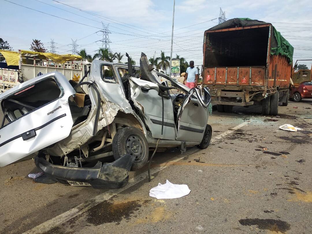 2 killed in road accident son survived ਅੰਮ੍ਰਿਤਸਰ ਜਾ ਰਹੇ ਪਰਿਵਾਰ ਦੀ ਕਾਰ ਟਰੱਕ 'ਚ ਵੱਜੀ, ਮਾਪਿਆਂ ਦੀ ਮੌਤ, ਪੁੱਤਰ ਗੰਭੀਰ