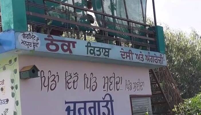 ਮਾਸਟਰ ਦਰਸ਼ਨਦੀਪ ਸਿੰਘ ਗਿੱਲ ਦੀ ਇਸ ਲਾਇਬ੍ਰੇਰੀ 'ਚ ਪੰਜਾਬੀ ਮਾਂ ਬੋਲੀ ਤੇ ਸਾਹਿਤ ਤੋਂ ਇਲਾਵਾ ਸ਼ੇਧ ਭਰਪੂਰ ਸਤਰਾਂ, ਆਲੇ-ਦੁਆਲੇ ਲਮਕਾਏ ਫੁੱਲ-ਬੂਟੇ, ਪੁਰਾਤਨ ਤੇ ਆਧੁਨਿਕ ਵਸਤਾਂ ਖਿੱਚ ਦਾ ਕੇਂਦਰ ਹਨ।