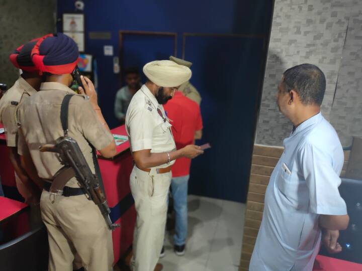 ਗਨੀਮਤ ਰਹੀ ਕਿ ਇਸ ਘਟਨਾ ਵਿੱਚ ਕੋਈ ਜ਼ਖ਼ਮੀ ਨਹੀਂ ਹੋਇਆ। ਸੂਚਨਾ ਮਿਲਣ ਬਾਅਦ ਮੌਕੇ 'ਤੇ ਪਹੁੰਚੀ ਪੁਲਿਸ ਨੇ ਜਾਂਚ ਸ਼ੁਰੂ ਕਰ ਦਿੱਤੀ ਹੈ। ਸੀਸੀਟੀਵੀ ਫੁਟੇਜ ਖੰਘਾਲੇ ਜਾ ਰਹੇ ਹਨ।