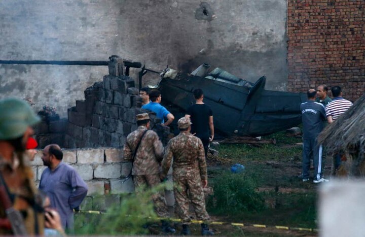 Pakistani Military Aircraft Crashes On Training Flight, 17 Killed ਰਿਹਾਇਸ਼ੀ ਇਲਾਕੇ 'ਚ ਡਿੱਗਿਆ ਫੌਜੀ ਜਹਾਜ਼, 19 ਮੌਤਾਂ