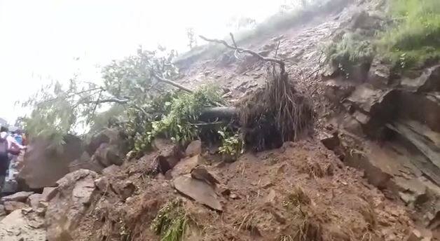 ਪਹਾੜਾਂ ‘ਚ ਲਗਾਤਾਰ ਬਾਰਸ਼ ਹੋ ਰਹੀ ਹੈ ਜਿਸ ਕਰਕੇ ਲਗਾਤਾਰ ਲੈਂਡ ਸਲਾਈਡਿੰਗ ਹੋ ਰਹੀ ਹੈ ਤੇ ਹਾਦਸੇ ਵਾਪਰ ਸਕਦੇ ਹਨ।