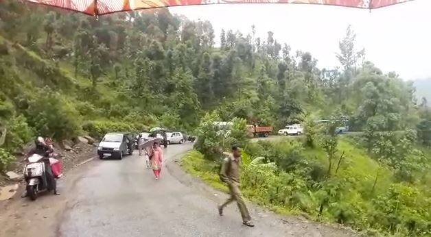 ਇਸ ਦੇ ਨਾਲ ਹੀ ਲੋਕਾਂ ਨੂੰ ਆਵਾਜਾਈ ‘ਚ ਵੀ ਭਾਰੀ ਪ੍ਰੇਸ਼ਾਨੀ ਦਾ ਸਾਹਮਣਾ ਕਰਨਾ ਪੈ ਰਿਹਾ ਹੈ। ਮੰਡੀ ‘ਚ ਹੋਈ ਭਾਰੀ ਬਾਰਸ਼ ਦੇ ਨਾਲ ਐਨਐਚ-70 ਕਰੀਬ ਚਾਰ ਘੰਟੇ ਬੰਦ ਰਿਹਾ।