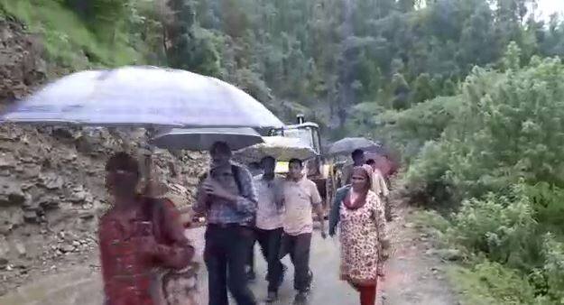 ਦੋਵੇਂ ਪਾਸੇ ਵਾਹਨਾਂ ਦੀ ਲੰਬੀਆਂ ਲਾਈਨਾਂ ਲੱਗ ਗਈਆਂ। ਇਸ ਦੇ ਚੱਲਦੇ ਯਾਤਰੀਆਂ ਨਾਲ ਭਰੀ ਬੱਸ ਮਲਬੇ ਦੀ ਚਪੇਟ ‘ਚ ਆਉਣ ਤੋਂ ਬਚੀ।