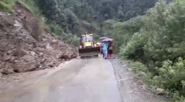 ਸੜਕਾਂ ‘ਤੇ ਪਿਆ ਮਲਬਾ ਹਟਾਉਣ ਲਈ ਜੇਸੀਬੀ ਮਸ਼ੀਨਾਂ ਮੌਕੇ ‘ਤੇ ਪਹੁੰਚੀਆਂ ਹਨ। ਇਸ ਦੇ ਨਾਲ ਹੀ ਹਿਮਾਚਲ ‘ਚ ਮੌਨਸੂਨ ਹੁਣ ਕਹਿਰ ਬਣ ਵਰ੍ਹ ਰਿਹਾ ਹੈ।