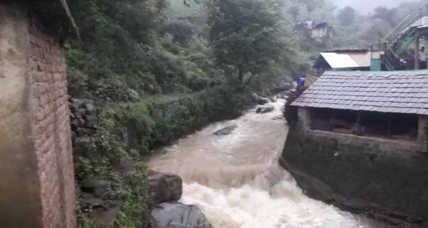 ਸ਼ਿਮਲਾ ‘ਚ ਬਾਰਸ਼ ਤੇ ਧੁੰਦ ਨੇ ਲੋਕਾਂ ਦੀ ਪ੍ਰੇਸ਼ਾਨੀ ਵਧਾ ਦਿੱਤੀ ਹੈ ਜਿਸ ਨੂੰ ਦੇਖ ਮੌਸਮ ਵਿਭਾਗ ਨੇ ਅਲਰਟ ਜਾਰੀ ਕੀਤਾ ਹੈ।