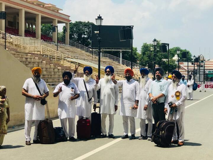 ਸ਼੍ਰੋਮਣੀ ਗੁਰਦੁਆਰਾ ਪ੍ਰਬੰਧਕ ਕਮੇਟੀ ਦੀ ਅਗਵਾਈ ਹੇਠ ਸ੍ਰੀ ਗੁਰੂ ਨਾਨਕ ਦੇਵ ਜੀ ਦੇ 550 ਸਾਲਾ ਪ੍ਰਕਾਸ਼ ਪੁਰਬ ਨੂੰ ਸਮਰਪਿਤ ਪਾਕਿਸਤਾਨ ਸਥਿਤ ਗੁਰਦੁਆਰਾ ਸ੍ਰੀ ਨਨਕਾਣਾ ਸਾਹਿਬ ਤੋਂ ਪਹਿਲੀ ਅਗਸਤ, 2019 ਨੂੰ ਸਜਾਏ ਜਾਣ ਵਾਲੇ ਪਹਿਲੇ ਅੰਤਰਰਾਸ਼ਟਰੀ ਨਗਰ ਕੀਰਤਨ ’ਚ ਸ਼ਾਮਲ ਹੋਣ ਲਈ 500 ਤੋਂ ਜ਼ਿਆਦਾ ਸਿੱਖ ਸ਼ਰਧਾਲੂਆਂ ਦਾ ਜਥਾ ਅੱਜ ਅਟਾਰੀ ਵਾਹਗਾ ਸਰਹੱਦ ਰਾਹੀਂ ਸੜਕੀ ਰਸਤੇ ਪਾਕਿਸਤਾਨ ਰਵਾਨਾ ਹੋ ਗਿਆ ਹੈ।