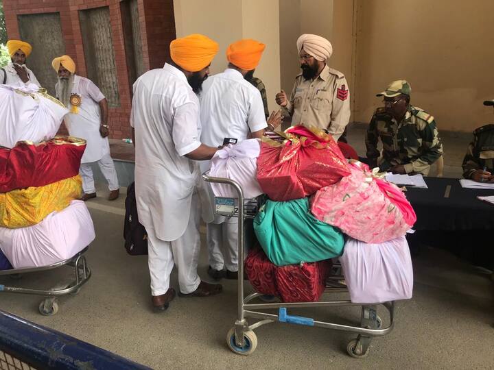 ਨਗਰ ਕੀਰਤਨ ਦੀ ਆਰੰਭਤਾ ਸਬੰਧੀ ਪਾਕਿਸਤਾਨ ਜਥੇ ਸਮੇਤ ਰਵਾਨਾ ਹੋਣ ਮੌਕੇ ਸ਼੍ਰੋਮਣੀ ਕਮੇਟੀ ਪ੍ਰਧਾਨ ਭਾਈ ਗੋਬਿੰਦ ਸਿੰਘ ਲੌਂਗੋਵਾਲ ਨੇ ਕਿਹਾ ਕਿ ਇਹ ਇਤਿਹਾਸਕ ਗੱਲ ਹੈ ਕਿ ਦੋਹਾਂ ਦੇਸ਼ਾਂ ਦੀਆਂ ਸੰਗਤਾਂ ਰਲ-ਮਿਲ ਕੇ ਨਗਰ ਕੀਰਤਨ ਦਾ ਹਿੱਸਾ ਬਣ ਰਹੀਆਂ ਹਨ।