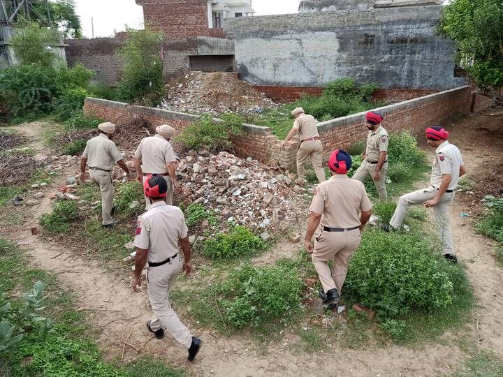 ਬਰਨਾਲਾ ਦੀ ਸਾਂਸੀ ਬਸਤੀ ਵਿੱਚ ਚੜ੍ਹਦੀ ਸਵਰੇ ਤੋਂ ਹੀ ਪੁਲਿਸ ਵੱਲੋਂ ਛਾਪੇਮਾਰੀ ਕੀਤੀ ਜਾ ਰਹੀ ਹੈ।