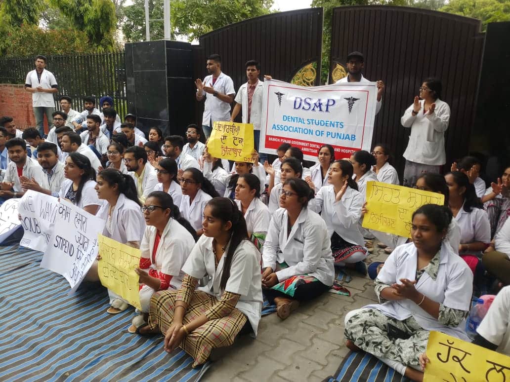 dental student association protest in amritsar ਗੁਆਂਢੀ ਸੂਬਿਆਂ 'ਚ 16 ਤੋਂ 20 ਹਜ਼ਾਰ, ਪੰਜਾਬ 'ਚ ਮਿਲਦੇ ਸਿਰਫ 9000, ਡੈਂਟਲ ਸਟੂਡੈਂਟਸ ਨੇ ਖੋਲ੍ਹਿਆ ਮੋਰਚਾ