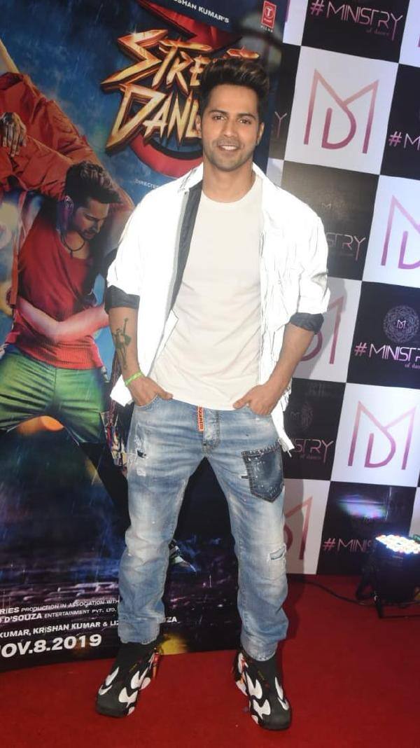 ਇਹ ਪਾਰਟੀ ਅੰਧੇਰੀ ਇਲਾਕੇ ‘ਚ ‘ਮਿਨੀਸਟ੍ਰੀ ਆਫ਼ ਡਾਂਸ-ਬਾਰ ਐਂਡ ਕਿਚਨ’ ‘ਚ ਰੱਖੀ। ਇਸ ‘ਚ ਭੂਸ਼ਣ ਕੁਮਾਰ, ਉਨ੍ਹਾਂ ਦੀ ਪਤਨੀ ਦਿਵਿਆ ਖੋਸਲਾ ਕੁਮਾਰ ਤੋਂ ਇਲਾਵਾ ਸ਼੍ਰੱਧਾ ਕਪੂਰ, ਨੋਰਾ ਫਤੇਹੀ, ਪ੍ਰਭੂਦੇਵਾ ਪਹੁੰਚੇ।