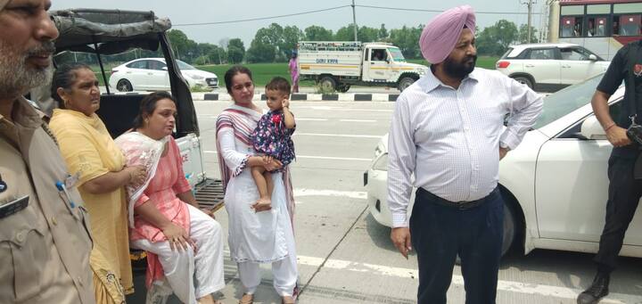 ਤਕਰੀਬਨ ਇੱਕ ਘੰਟੇ ਤਕ ਖੁਦ ਮਾਲ ਮੰਤਰੀ ਆਪਣੇ ਸਟਾਫ ਅਤੇ ਪੁਲਿਸ ਕਰਮਚਾਰੀਆਂ ਨੂੰ ਦਿਸ਼ਾ ਨਿਰਦੇਸ਼ ਦਿੰਦੇ ਰਹੇ।