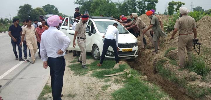 ਡਰਾਈਵਰ ਨੇ ਕਾਂਗੜ ਨੂੰ ਦੱਸਿਆ ਕਿ ਉਸ ਦੇ ਟਰੱਕ ਅੱਗੇ ਇੱਕ ਸੱਪ ਆ ਗਿਆ ਸੀ ਜਿਸ ਕਾਰਨ ਉਸ ਨੂੰ ਇਕਦਮ ਟਰੱਕ ਨੂੰ ਇੱਕ ਪਾਸੇ ਘੁਮਾ ਦਿੱਤਾ।ਇਸ ਕਾਰਨ ਟਰੱਕ ਦੇ ਪਿੱਛੇ ਆ ਰਹੀ ਕਾਰ ਦਾ ਸੰਤੁਲਨ ਵਿਗੜ ਗਿਆ।