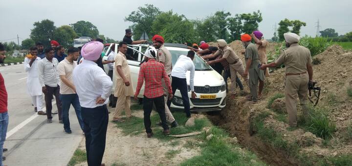 ਉਨ੍ਹਾਂ ਦੱਸਿਆ ਕਿ ਪਹਿਲਾਂ ਇਹ ਗੱਡੀ ਰੋਡ ਸੜਕ 'ਤੇ ਡਿਵਾਈਡਰ ਨਾਲ ਟਕਰਾਈ ਅਤੇ ਫਿਰ ਸੜਕ ਕਿਨਾਰੇ ਪੁੱਟੇ ਟੋਏ ਵਿੱਚ ਜਾ ਡਿੱਗੀ।