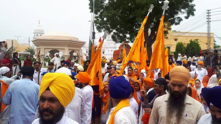 ਉਧਰ ਭਾਰਤ ਵਾਲੇ ਪਾਸੇ ਨਗਰ ਕੀਰਤਨ ਦੇ ਸਵਾਗਤ ਲਈ ਅਟਾਰੀ ਬਾਰਡਰ ਖਾਲਸਾਈ ਰੰਗ 'ਚ ਰੰਗਿਆ ਹੋਇਆ ਹੈ।