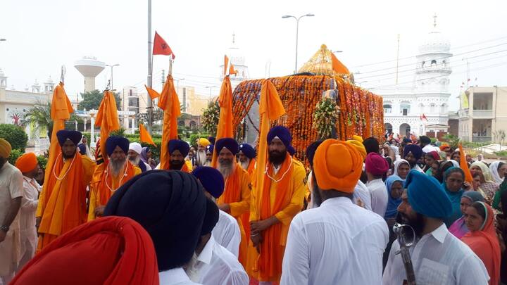ਸ਼੍ਰੀ ਗੁਰੂ ਨਾਨਕ ਦੇਵ ਜੀ ਦੇ 550 ਸਾਲਾ ਪ੍ਰਕਾਸ਼ ਪੁਰਬ ਨੂੰ ਸਮਰਪਿਤ ਨਗਰ ਕੀਰਤਨ ਅੱਜ ਨਨਕਾਣਾ ਸਾਹਿਬ ਤੋਂ ਭਾਰਤ ਲਈ ਰਵਾਨਾ ਹੋ ਗਿਆ ਹੈ।