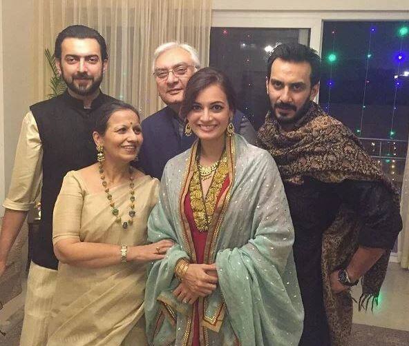 ਸਾਨੂੰ ਪਿਆਰ ਦੇਣ ਤੇ ਸਮਝਣ ਲਈ ਸਾਡੇ ਪਰਿਵਾਰ, ਦੋਸਤਾਂ ਦਾ ਵੀ ਧੰਨਵਾਦ। ਨਾਲ ਹੀ ਲਗਾਤਾਰ ਸਮਰੱਥਣ ਦੇਣ ਲਈ ਮੀਡੀਆ ਦਾ ਵੀ ਧੰਨਵਾਦ।