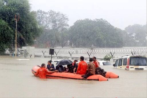 ਹਾਲਾਂਕਿ ਵੱਖ ਵੱਖ ਟੀਮਾਂ ਵੱਲੋਂ ਬਚਾਅ ਕਾਰਜ ਜਾਰੀ ਹਨ ਪਰ ਆਉਣ ਵਾਲੇ ਤਿੰਨ ਦਿਨ ਭਾਰੀ ਬਰਸਾਤ ਦਾ ਖ਼ਦਸ਼ਾ ਹੈ।