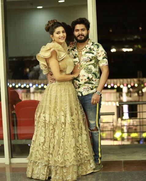 ਇਨ੍ਹਾਂ ਤਸਵੀਰਾਂ ‘ਚ ਸਪਨਾ ਇਸ ਸ਼ਖ਼ਸ ਦੇ ਕਾਫੀ ਕਲੋਜ਼ ਨਜ਼ਰ ਆ ਰਹੀ ਹੈ। ਅਜਿਹਾ ਪਹਿਲੀ ਵਾਰ ਹੈ ਜਦੋਂ ਸਪਨਾ ਕਿਸੇ ਸ਼ਖ਼ਸ ਨਾਲ ਇਸ ਅੰਦਾਜ਼ ‘ਚ ਫੈਨਸ ਸਾਹਮਣੇ ਆਈ ਹੈ। ਵੇਖੋ ਤਸਵੀਰਾਂ-