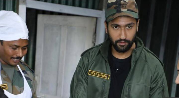 ਇਨ੍ਹਾਂ ਸਭ ਤੋਂ ਦੂਰ ਵਿੱਕੀ ਕੌਸ਼ਲ ਇਨ੍ਹੀਂ ਦਿਨੀਂ ਬਾਰਡਰ ‘ਤੇ ਭਾਰਤੀ ਸੈਨਾ ਦੇ ਜਵਾਨਾਂ ਨਾਲ ਸਮਾਂ ਬਤੀਤ ਕਰਦੇ ਨਜ਼ਰ ਆ ਰਹੇ ਹਨ।