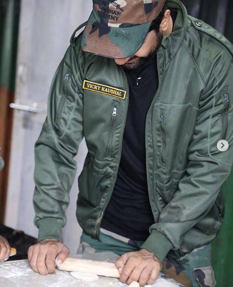 ਵਿੱਕੀ ਨੇ ਹਾਲ ਹੀ ‘ਚ ਆਪਣੇ ਇੰਸਟਾਗ੍ਰਾਮ ‘ਤੇ ਕੁਝ ਤਸਵੀਰਾਂ ਸ਼ੇਅਰ ਕੀਤੀਆਂ ਹਨ ਜਿਨ੍ਹਾਂ ‘ਚ ਉਹ ਸੈਨਾ ਦੇ ਜਵਾਨਾਂ ‘ਚ ਨਜ਼ਰ ਆ ਰਹੇ ਹਨ।