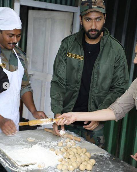 ਇੰਨਾ ਹੀ ਨਹੀਂ ਤਸਵੀਰਾਂ ਸ਼ੇਅਰ ਕਰਦੇ ਹੋਏ ਵਿੱਕੀ ਨੇ ਦੱਸਿਆ ਕਿ ਉਨ੍ਹਾਂ ਨੇ ਜ਼ਿੰਦਗੀ ‘ਚ ਪਹਿਲੀ ਵਾਰ ਰੋਟੀ ਬਣਾਈ ਹੈ। ਇਸ ਨੂੰ ਬਣਾ ਉਹ ਕਾਫੀ ਖੁਸ਼ ਹਨ।