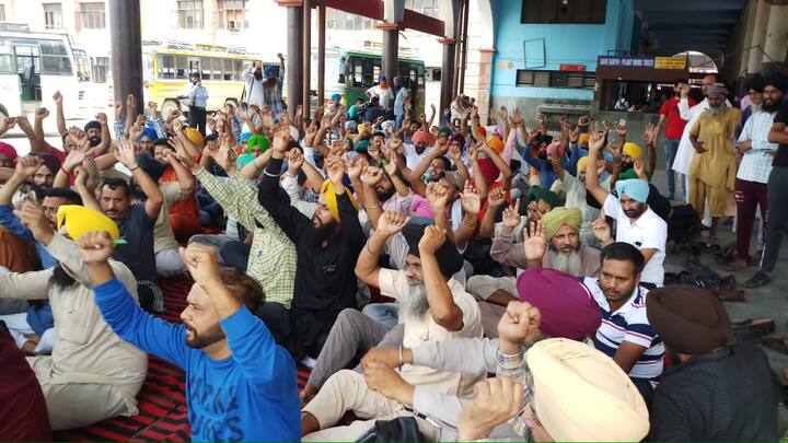 ਅੰਮ੍ਰਿਤਸਰ: ਪੰਜਾਬ ਰੋਡਵੇਜ਼ ਦੇ ਕੱਚੇ ਮੁਲਾਜ਼ਮਾਂ ਨੇ ਫਿਰ ਤੋਂ ਸੰਘਰਸ਼ ਦਾ ਬਿਗਲ ਵਜਾ ਦਿੱਤਾ ਹੈ। ਅੰਮ੍ਰਿਤਸਰ ਬੱਸ ਅੱਡੇ ਵਿੱਚ ਮੁਲਾਜ਼ਮਾਂ ਨੇ 12 ਤੋਂ 2 ਵਜੇ ਤਕ ਬੱਸਾਂ ਨਾ ਚਲਾਉਣ ਦਾ ਐਲਾਨ ਕਰ ਦਿੱਤਾ। 