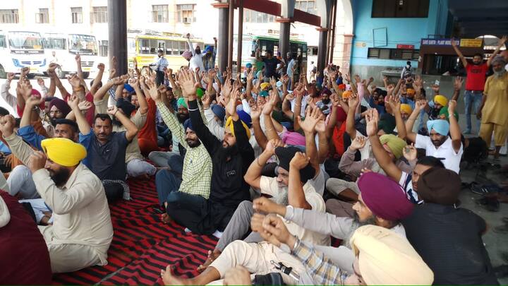 ਤਕਰੀਬਨ 1650 ਦੇ ਠੇਕੇ 'ਤੇ ਭਰਤੀ ਹੋਏ ਰੋਡਵੇਜ਼ ਕਰਮਚਾਰੀ ਰੈਗੂਲਰ ਕੀਤੇ ਜਾਣ ਦੀ ਮੰਗ ਕਰ ਰਹੇ ਹਨ। 