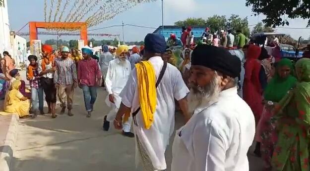 ਨਗਰ ਕੀਰਤਨ 'ਚ ਸ਼ਾਮਲ ਸੰਗਤਾਂ ਨੇ ਦਰਬਾਰ ਸਾਹਿਬ ਆਰਾਮ ਕੀਤਾ।
