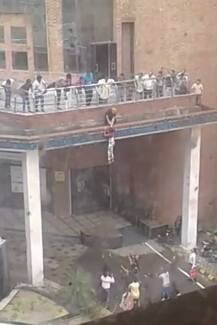 ਸਿੱਖ ਨੌਜਵਾਨ ਨੇ ਬਚਾਈ ਖ਼ੁਦਕੁਸ਼ੀ ਕਰਦੀ ਮੁਟਿਆਰ, ਵੀਡੀਓ ਵਾਇਰਲ