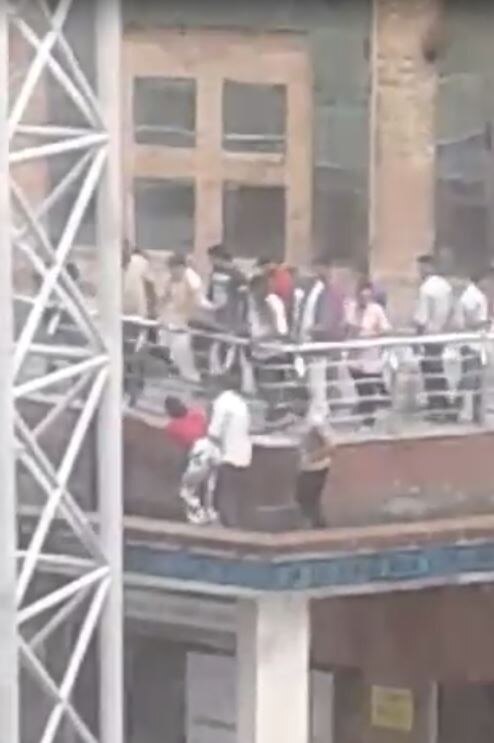 ਮਨਜੋਤ ਸਿੰਘ ਜੰਮੂ ਦਾ ਰਹਿਣ ਵਾਲਾ ਹੈ ਹੋ ਸ਼ਾਰਦਾ ਯੂਨੀਵਰਸੀਟੀ ‘ਚ ਬੀ-ਟੈਕ ਦੀ ਪੜ੍ਹਾਈ ਕਰ ਰਿਹਾ ਹੈ। ਇਸ ਦੇ ਨਾਲ ਹੀ ਉਹ ਭੰਗੜਾ ਕੋਚ ਦੇ ਤੌਰ ‘ਤੇ ਪਾਰਟ-ਟਾਈਮ ਕੰਮ ਵੀ ਕਰਦਾ ਹੈ।