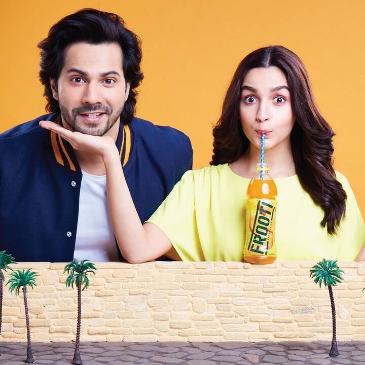 ਅਦਾਕਾਰਾ ਆਲੀਆ ਭੱਟ ਨੇ ਵੀ ਆਪਣੇ ਦੋਸਤ ਵਰੁਣ ਧਵਨ ਨਾਲ ਫਰੂਟੀ ਪੀਂਦਿਆਂ ਦੀ ਤਸਵੀਰ ਸਾਂਝੀ ਕੀਤੀ।