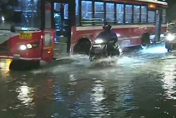 ਬਾਰਸ਼ ਨਾਲ ਮੌਸਮ ਵਿਭਾਗ ਨੇ ਤੇਜ਼ ਹਵਾ ਚੱਲਣ ਦੀ ਵੀ ਭਵਿੱਖਬਾਣੀ ਕੀਤੀ ਹੈ। ਲੋਕਾਂ ਨੂੰ ਬਾਹਰ ਨਿਕਲਣ ਤੋਂ ਮਨ੍ਹਾ ਕੀਤਾ ਹੈ।