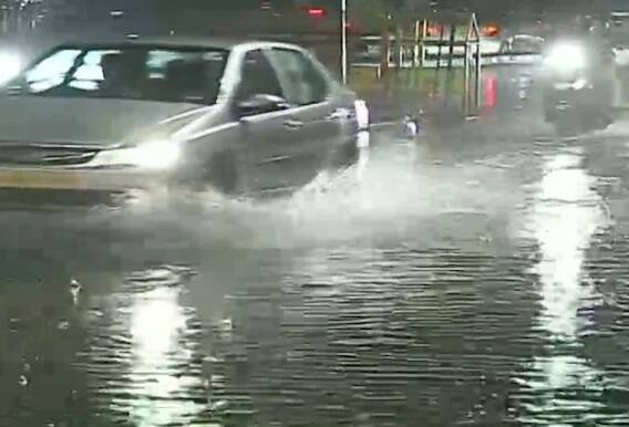  ਭਾਰੀ ਬਾਰਸ਼ ਕਰਕੇ ਮੁੰਬਈ ਦੇ ਕਿੰਗ ਸਰਕਲ, ਗਾਂਧੀ ਮਾਰਕਿਟ ਇਲਾਕੇ ਵਿੱਚ ਦੋ ਤੋਂ ਤਿੰਨ ਫੁੱਟ ਪਾਣੀ ਭਰ ਗਿਆ ਹੈ। ਮਲਾਡ ਸਬ ਵੇ ਵਿੱਚ ਵੀ ਪਾਣੀ ਭਰਿਆ ਹੋਇਆ ਹੈ।