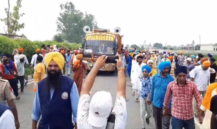 ਨਗਰ ਕੀਰਤਨ ਬੀਤੀ ਰਾਤ ਕਰੀਬ 1 ਵਜੇ ਬਟਾਲਾ ਪਹੁੰਚਿਆ ਜਿੱਥੇ ਬੇਸਬਰੀ ਨਾਲ ਇੰਤਜ਼ਾਰ ਕਰ ਰਹੀ ਸੰਗਤ ਨੇ ਆਤਿਸ਼ਬਾਜ਼ੀ ਚਲਾ ਕੇ ਨਗਰ ਕੀਰਤਨ ਦਾ ਭਰਵਾਂ ਸਵਾਗਤ ਕੀਤਾ।