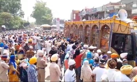 ਗੁਰਦਾਸਪੁਰ ਪਹੁੰਚਿਆ ਪਾਕਿਸਤਾਨ ਤੋਂ ਚੱਲਿਆ ਨਗਰ ਕੀਰਤਨ, ਕਰੋ ਦਰਸ਼ਨ ਗੁਰਦਾਸਪੁਰ ਪਹੁੰਚਿਆ ਪਾਕਿਸਤਾਨ ਤੋਂ ਚੱਲਿਆ ਨਗਰ ਕੀਰਤਨ, ਕਰੋ ਦਰਸ਼ਨ