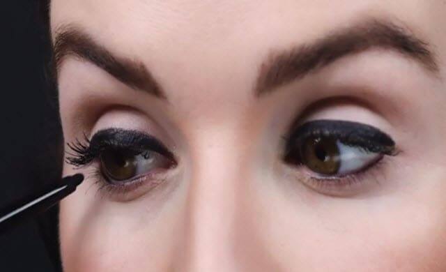 ਜੇ ਚਿਹਰੇ 'ਤੇ ਮਾਸਚੁਰਾਈਜ਼ਰ ਲਾਇਆ ਹੈ ਤਾਂ ਉਸ ਦੇ ਤੁਰੰਤ ਬਾਅਦ ਆਈਲਾਈਨਰ ਨਾ ਲਾਓ। ਨਹੀਂ ਤਾਂ ਇਹ ਚੰਗਾ ਨਹੀਂ ਲੱਗੇਗਾ ਤੇ ਇਹ ਫੈਲ ਵੀ ਸਕਦਾ ਹੈ।