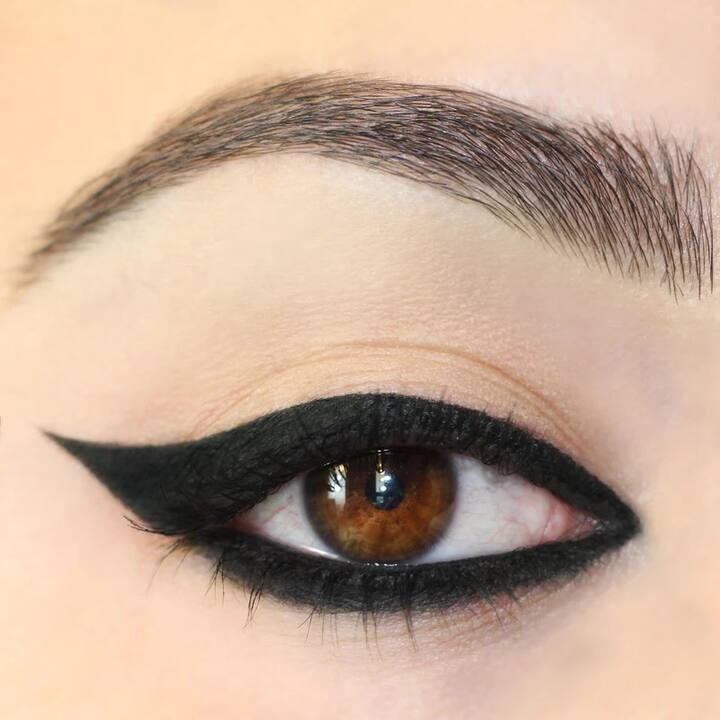  ਆਪਣੀਆਂ ਅੱਖਾਂ ਨੂੰ ਹੋਰ ਖ਼ੂਬਸੂਰਤ ਬਣਾਉਣ ਲਈ ਮਸਕਾਰਾ ਵੀ ਲਾਇਆ ਜਾ ਸਕਦਾ ਹੈ ਪਰ ਮਸਕਾਰਾ ਹਮੇਸ਼ਾ ਆਈਲਾਈਨਰ ਤੋਂ ਬਾਅਦ ਹੀ ਲਾਓ।