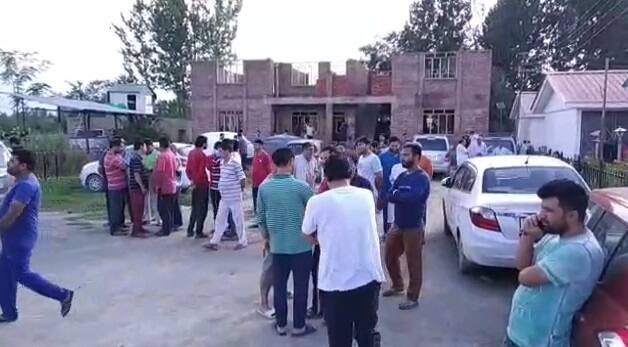 ਪੁਲਿਸ ਨੇ ਘੱਟ ਗਿਣਤੀ ਪਿੰਡਾਂ ਵਿੱਚ ਰਹਿੰਦੇ ਹਿੰਦੂਆਂ ਨੂੰ ਨੇੜੇ ਦੇ ਸੁਰੱਖਿਆ ਕੈਂਪਾਂ ਵਿੱਚ ਜਾਣ ਲਈ ਕਿਹਾ ਹੈ।
