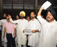 ਵਿਧਾਨ ਸਭਾ \'ਚ ਬੇਅਦਬੀ ਦੇ ਮੁੱਦੇ \'ਤੇ ਹੰਗਾਮਾ, ਅਕਾਲੀ ਦਲ ਤੇ \'ਆਪ\' ਵੱਲੋਂ ਵਾਕਆਊਟ